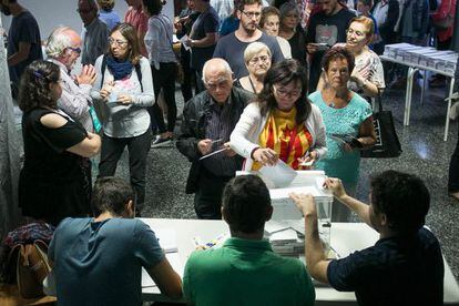 Colas para votar en un colegio de Barcelona el pasado 27 de septiembre.