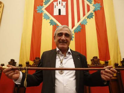 Alfredo Vega sostiene la vara de alcalde.