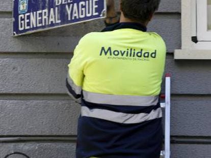 Retirada de placas de la calle General Yagüe, en Madrid, en mayo de 2018.  