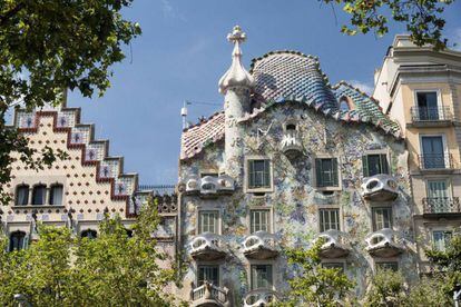 Part superior de la façana principal de la Casa Batlló, obra d'Antoni Gaudí (1906).