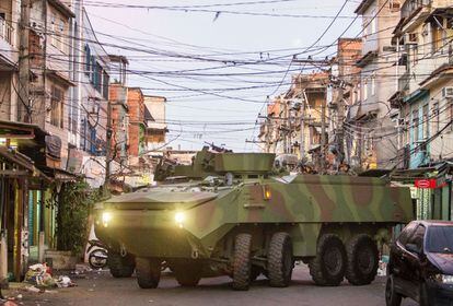 Tanques blindados de la Marina ocupan las favelas que componen el Complexo da Maré, en Río de Janeiro. La ocupación forma parte del proceso de instalación de las Unidades de la Polícia Pacificadora (UPP) en el lugar.