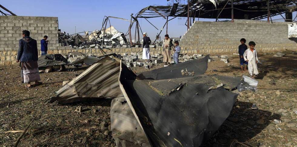 Civiles yemeníes en el lugar de un bombardeo de la coalición liderada por Arabia Saudí, en Saná.