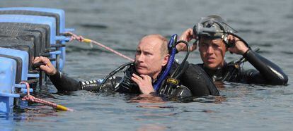 El primer ministro ruso, Vladimir Putin, antes de sumergirse para visitar el sitio submarino arqueológico de Phanagoria, en la península de Taman.