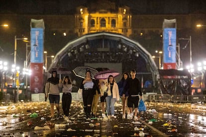 Público después del concierto de La Mercè de La Oreja de Van Gogh en la avenida de Maria Cristina.