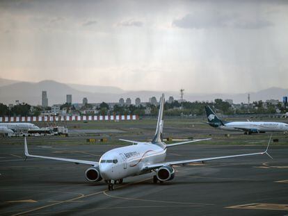 Dos aviones se trasladan en las pistas del Aeropuerto Internacional de Ciudad de México.