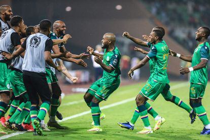 El delantero de Comoras Ahmed Mogni  celebra con sus compañeros el segundo gol de su equipo ante Ghana.