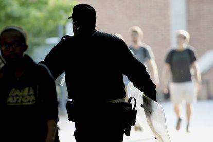 Imagen de los agentes de la policía en el campus de la Universidad de Carolina del Norte en Charlotte.