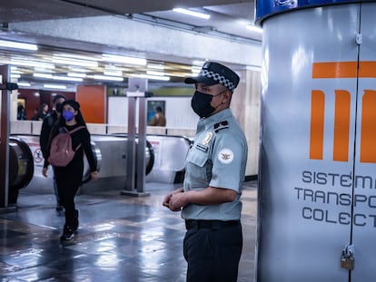 Un elemento de la Guardia Nacional en una estación del Metro de Ciudad de México, el 12 de enero de 2023.