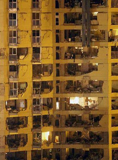 Estado del edificio de la casa cuartel de Burgos poco después de la explosión de un coche bomba en la madrugada de ayer.