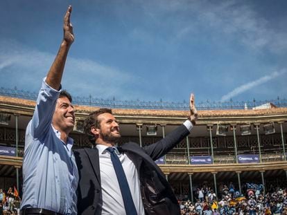 El presidente del PP en Comunidad Valenciana, Carlos Mazón, y el presidente popular nacional, Pablo Casado, en el acto de clausura de la Convención Nacional de los populares en la plaza de Toros de Valencia, en octubre.