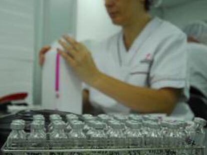 El personal de Probelte realiza un control del envasado y etiquetado de las vacunas