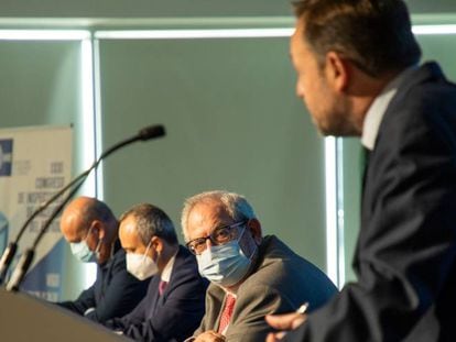 Mesa de debate sobre los registros domiciliarios del fisco con el magistrado Francisco José Navarro Sanchís mirando hacia la cámara.