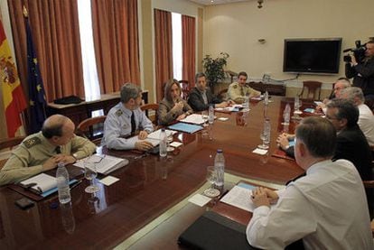 Carme Chacón preside una reunión sobre el despliegue en Libia en la sede del Estado Mayor.