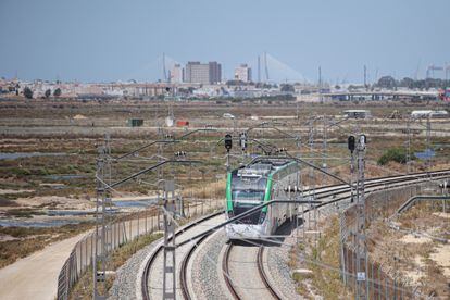 El tranvía de Cádiz va a costar más de 267 millones de euros, casi el doble de la primera inversión anunciada. Pese a ello, aún quedan nuevas infraestructuras por completar, como un puente peatonal necesario en una parada en una zona comercial para que los usuarios puedan atravesar una autovía.