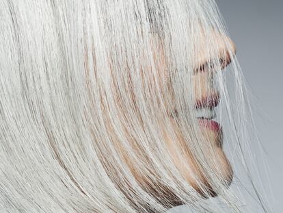 Siguiendo una serie de recomendaciones, las melenas con canas pueden lucir bonitas y cuidadas. GETTY IMAGES.