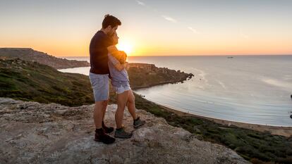 El verano se eterniza hasta fin de año, y las puestas de sol resultan idílicas en cualquier rincón.