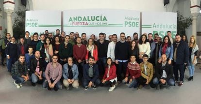 Mario Jim&eacute;nez, en el centro, con representantes de Juventudes Socialistas en Sevilla.