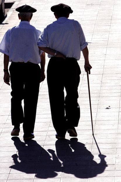 Dos jubilados pasean por la localidad vizcaína de Ereaga.