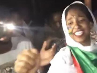 El baile y canto de Alaa Salah, estudiante de Arquitectura de 22 años, se ha convertido en símbolo de los manifestantes