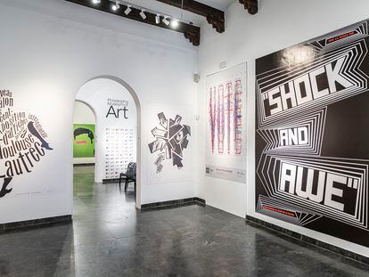 Varios de los carteles de Scher durante su carrera en Pentagram, como el del Sundance Film Festival 2013 o el de la campaña 'Get Out The Vote' del American Institute of Graphic Arts, ambos al fondo.