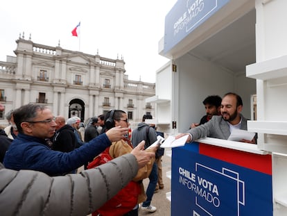 Ciudadanos chilenos hacen fila para obtener un ejemplar de la propuesta constitucional, en Santiago, el pasado 17 de noviembre.