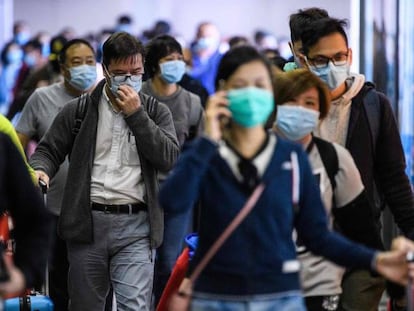 Pasajeros en la estación Lo Wu MTR  en Hong Kong