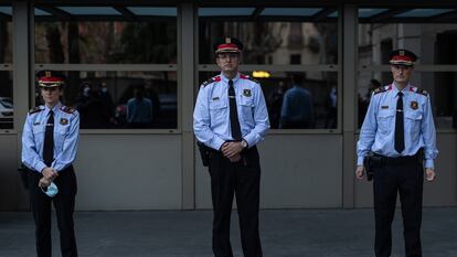 De izquierda a derecha, la nueva cúpula de los Mossos: la intendenta Rosa Bosch, el comisario jefe Josep Maria Estela y el comisario Eduard Sallent.