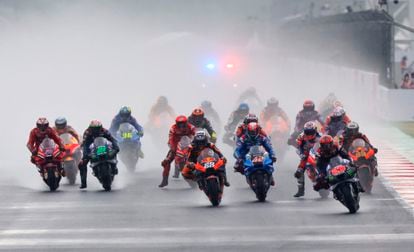La salida de la carrera de MotoGP, pasada por lluvia, en el circuito de Mandalika.