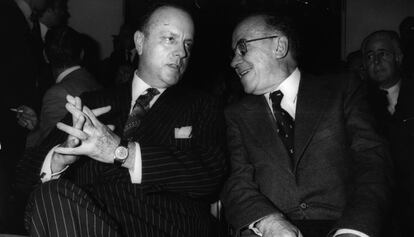 Manuel Fraga i Santiago Carrillo, en una imatge del 1977.