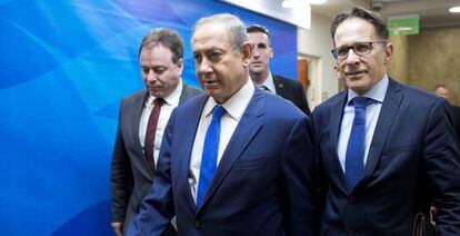 Benjamin Netanyahu llega al Consejo de Ministros, el domingo en Jerusal&eacute;n.