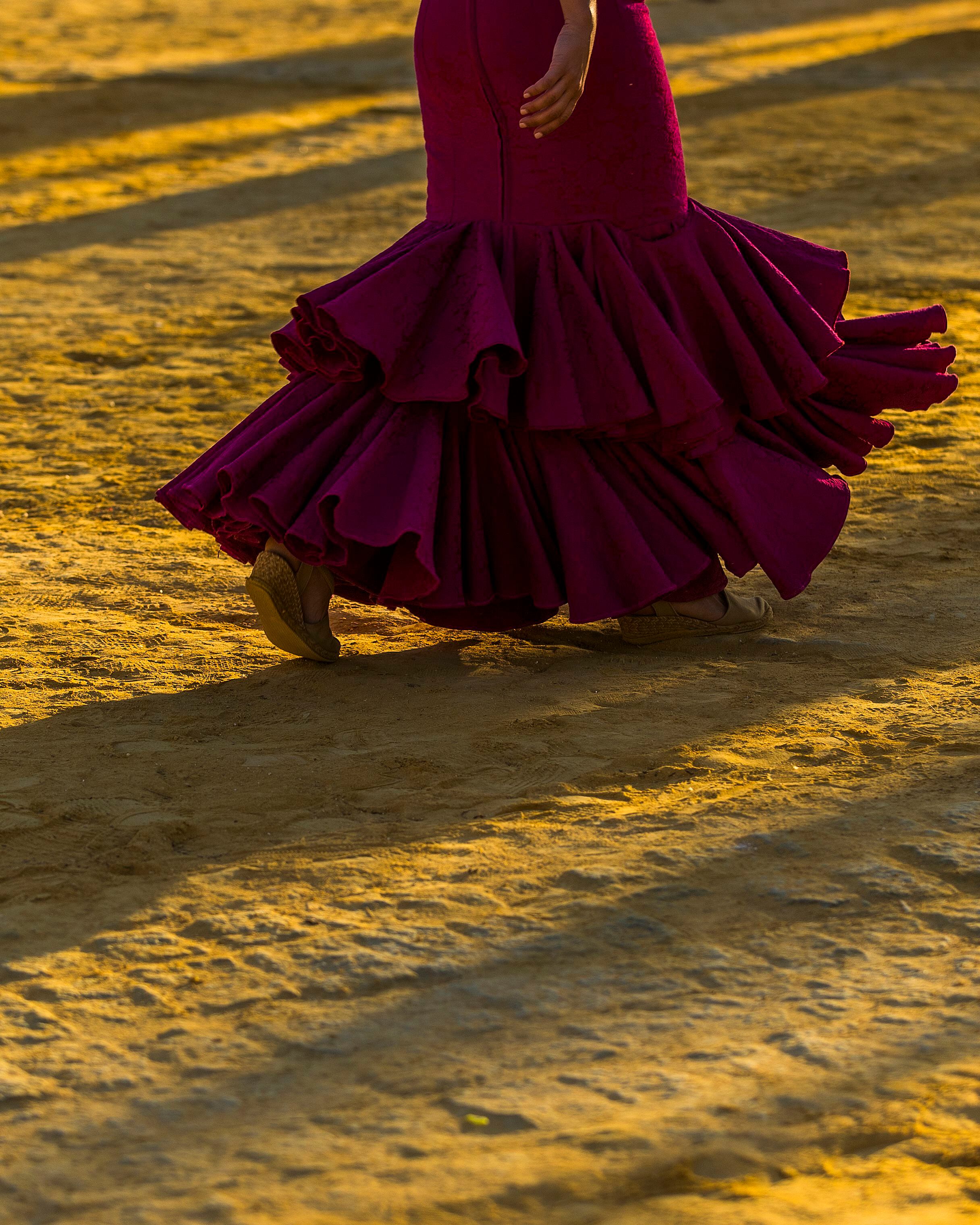 Una mujer vestida con un traje de gitana en la Feria de Jerez.