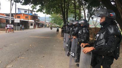 Policías durante un operativo este lunes en Tarazá, Antioquia.