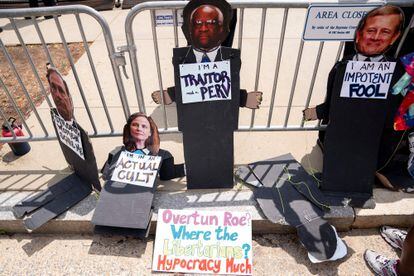 Protesta a las puertas del Supremo el mismo día en el que se dio a conocer la sentencia del aborto, con muñecos de cartón que representa a (desde la izquierda) los jueces John Roberts, Amy Coney Barrett, Clarence Thomas y Samuel Alito. 