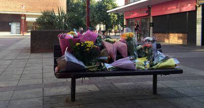 Flores en recuerdo del polaco asesinado por una paliza en Essex.