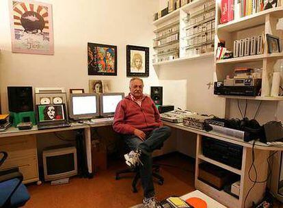 El productor Ricardo Pachón, en el estudio de su casa de Sevilla.