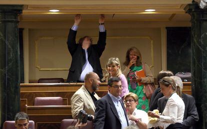 s representes políticos, entre ellos el presidente Rajoy y sus ministros, han abandonado el hemiciclo, algunos entre bromas.