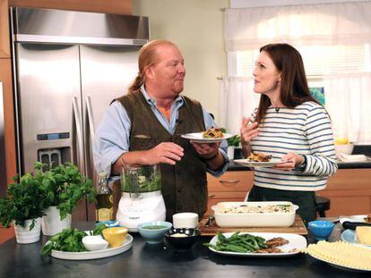 El cocinero Mario Batali  con la actriz Julianne Moore. 