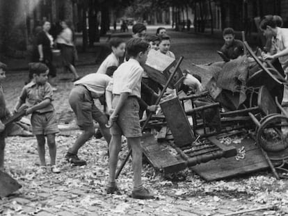 La tradici&oacute; de les fogueres es mantingu&eacute;, malgrat la dura postguerra, el 1939.