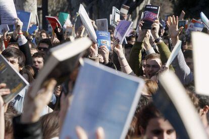 Estudiantes muestran libros durante la concentración frente al Lluís Vives.