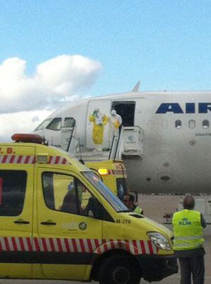 El passatger amb febre procedent de Nigeria surt de l'avió de Air France.