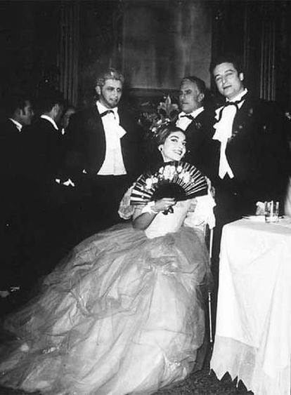 Maria Callas, con Alfredo Kraus (a la derecha), entre otros, con quien cantó <i>La Traviata</i> en Lisboa.