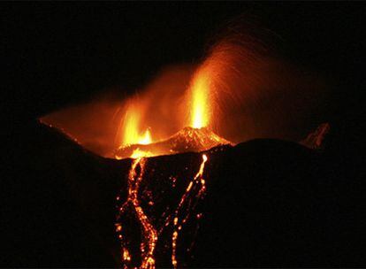 La Onemi ha informado que hay explosiones permanentes en el volcán y que la lava se extiende hasta 100 metros desde el cráter