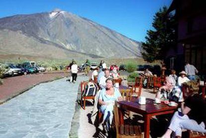 Varios turistas alemanes disfrutan del buen tiempo de Canarias en la terraza del Parador Nacional del Teide, a 2.200 metros del nivel del mar. EFE/Archivo