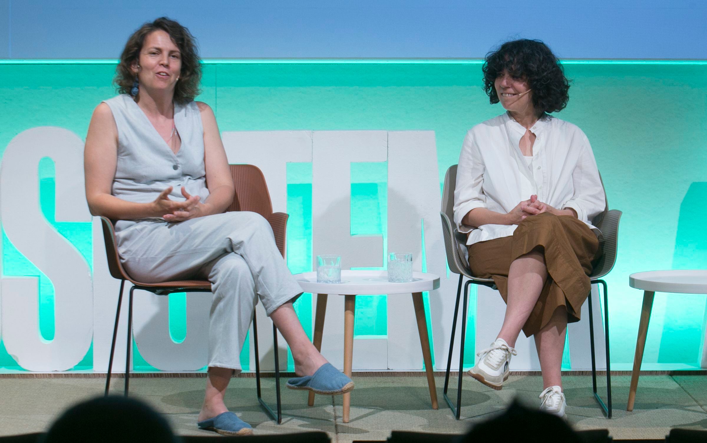 Desde la izquierda, Nuria Nubiola, fundadora de Back To Eco e Infinit Denim, y Carol Blázquez García, directora de Innovación y Sostenibilidad de Ecoalf.