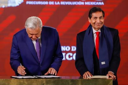 El presidente de México, Andrés Manuel López Obrador, y el secretario de Hacienda, Rogelio Ramírez de la O en el Palacio Nacional, en Ciudad de México en octubre de 2022.