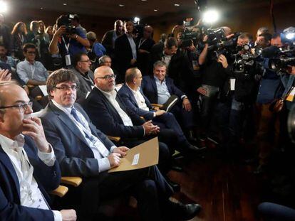 Miembros del PDeCAT durante un reunión extraordinaria de la dirección del partido. En vídeo, increpan al exconseller Jordi Baiget en la sede del PDeCAT.