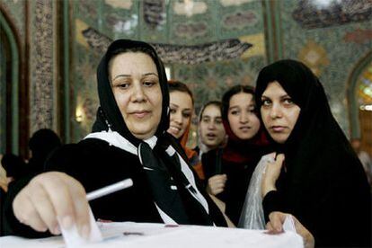 Varias mujeres  votan en una mesa electoral instalada en una mezquita de Teherán.