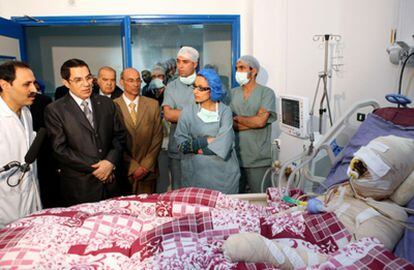 Una fotografía difundida por el Gobierno tunecino que muestra al presidente Ben Ali visitando a Mohamed Bouazizi.