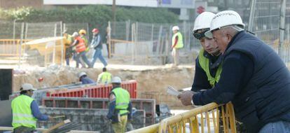 Trabajadores de la construcci&oacute;n en una obra en Madrid.