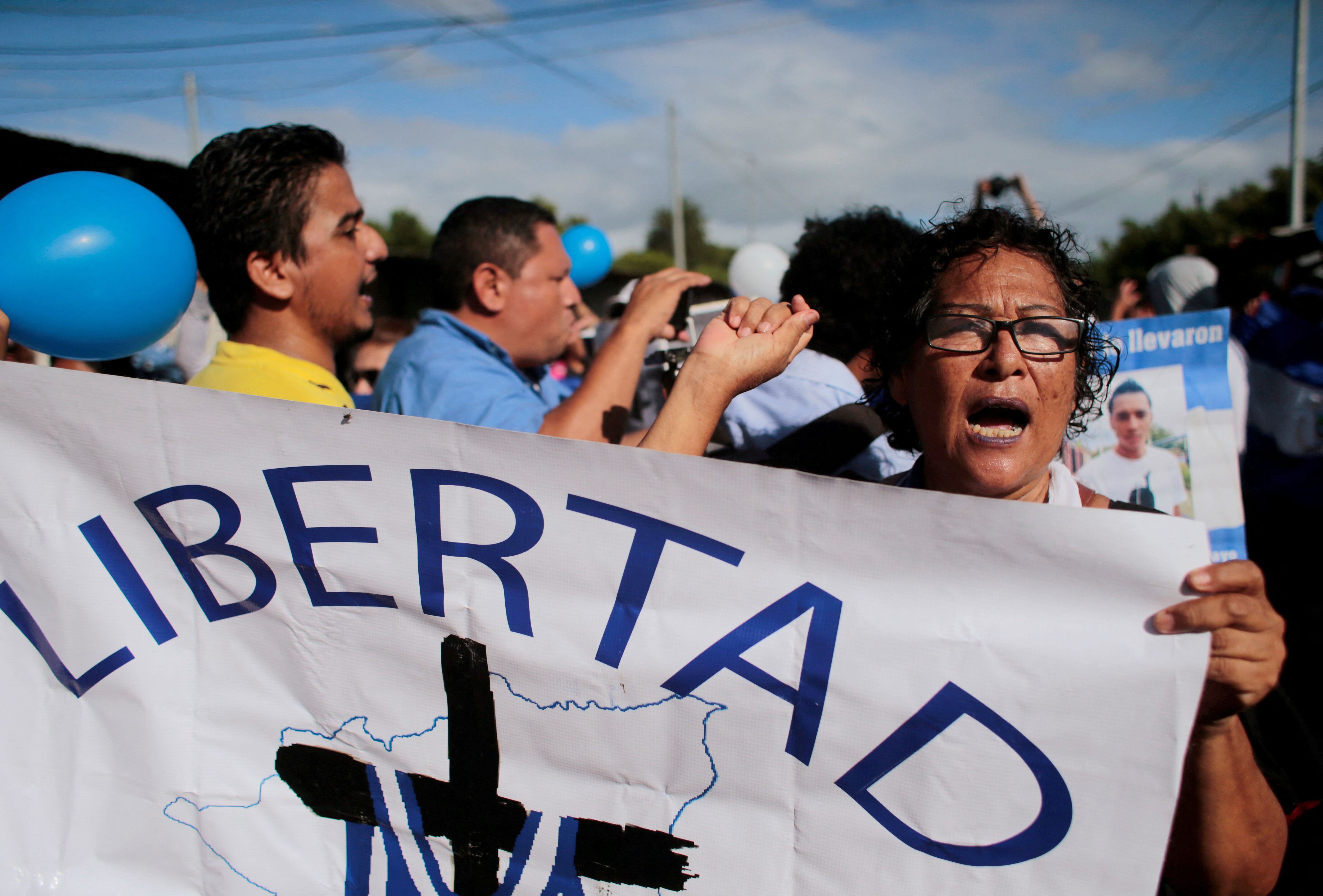 Manifestantes protestan frente a la prisión La Modelo para exigir la liberación de los presos políticos en Tipitapa, Nicaragua.